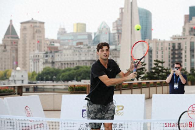 场运动员间 场运动员间